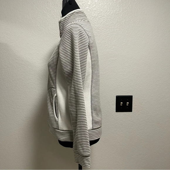 Old Navy Women’s Fleece Grey Striped Zip Up Jacket Small - Picture 5 of 8